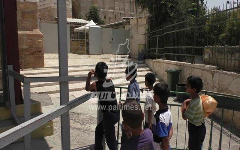 بالصور: جندي يعتدي على طفل ويصادر دراجته في الخليل