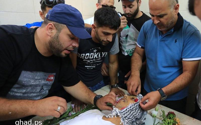 بالصور: المئات يشيعون الشهيد أبو لطيفة بقلنديا
