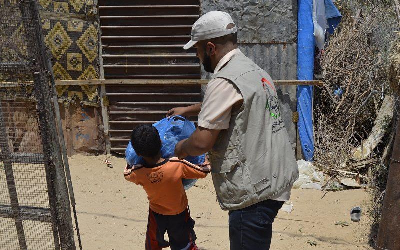 بالصور: الملتقى التربوي يوزع سلال خضراوات في النصيرات