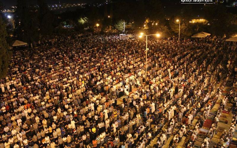 بالصور: الآلاف يحيّون ليلة القدر بالأقصى