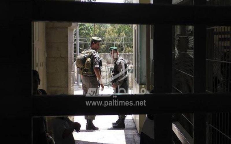 بالصور: جندي يعتدي على طفل ويصادر دراجته في الخليل