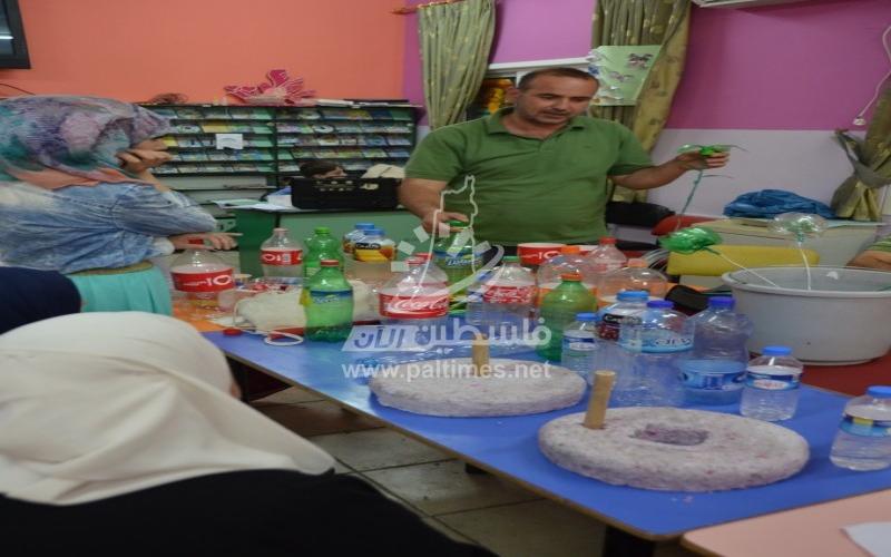 بالصور: "تدوير المخلفات" في نابلس "فن" لخدمة المجتمع