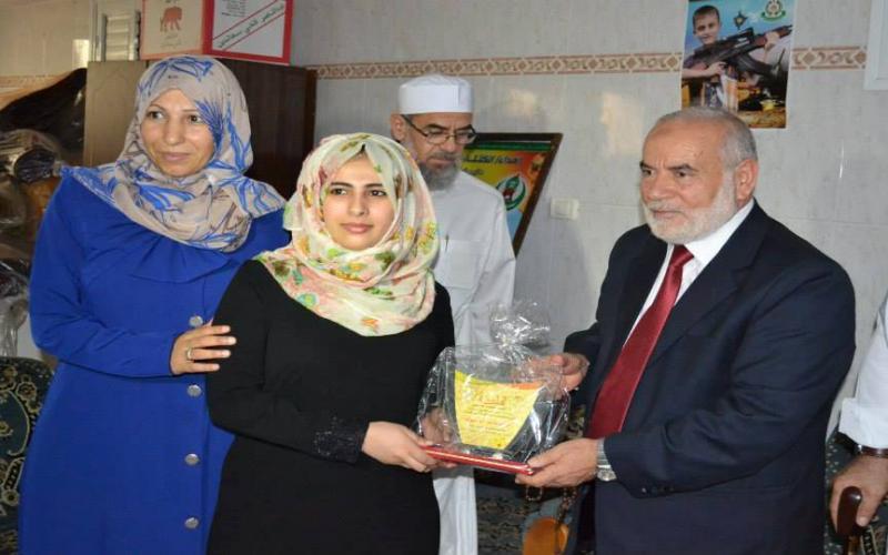 بالصور: بحر يهنئ المتفوقين بالثانوية العامة