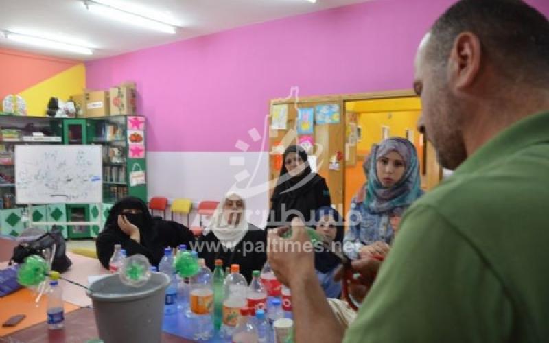 بالصور: "تدوير المخلفات" في نابلس "فن" لخدمة المجتمع