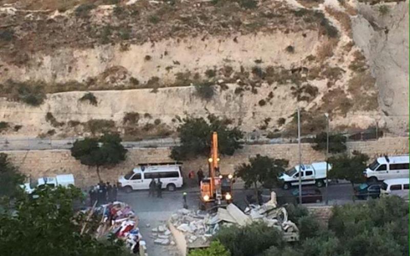 بالصور: الاحتلال يهدم محلات وغرف سكنية بسلوان