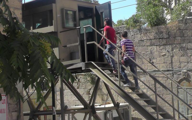 بالصور : اعتقال فتيين من تل الرميدة في الخليل