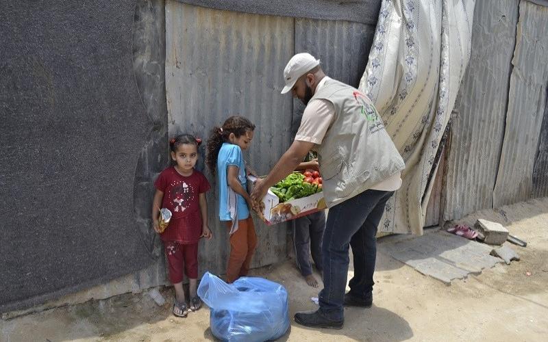 بالصور: الملتقى التربوي يوزع سلال خضراوات في النصيرات