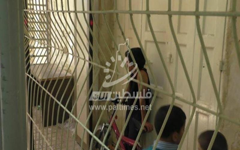 بالصور: جندي يعتدي على طفل ويصادر دراجته في الخليل