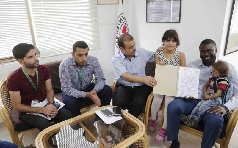 أطفال "القوقعة" يسلمون مذكرة للصليب الأحمر تضامناً مع الأسرى