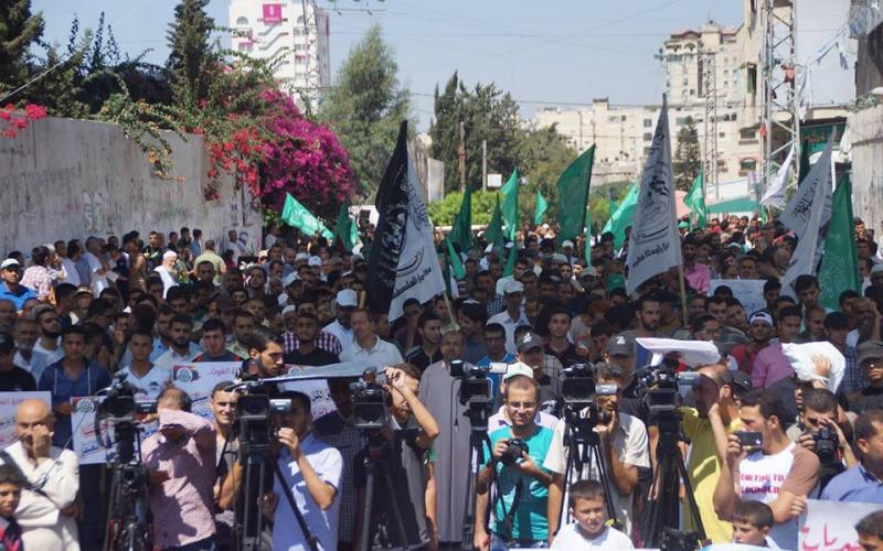 بالصور: مسيرات حاشدة ضمت الآلاف تجوب قطاع غزة