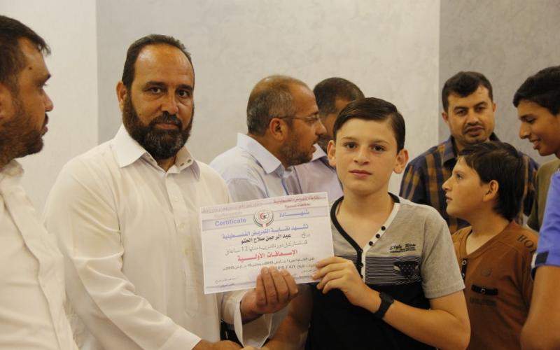 بالصور: حماس تكرم 300 مسعف في دير البلح