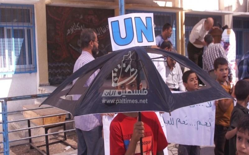 بالصور: وقفة برفح احتجاجًا على سياسة تقليصات الـ"أونروا"