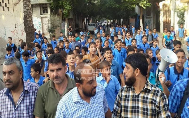 بالصور: وقفة احتجاجية بالبريج ضد قرارات "الأونروا"