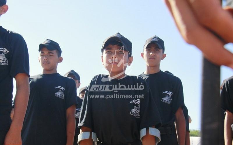 بالصور: الطفل "مشاوخ" يشارك في تدريبات طلائع التحرير بـ"عكازيه"