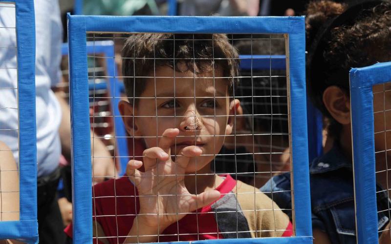 أطفال "القوقعة" يسلمون مذكرة للصليب الأحمر تضامناً مع الأسرى