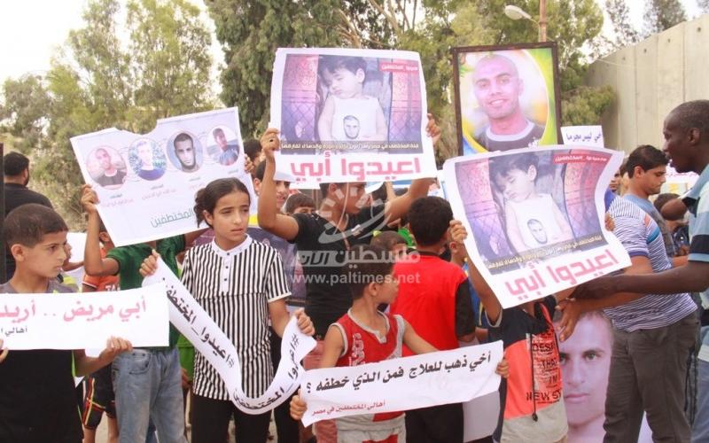 بالصور: أهالي المختطفين يحتجون أمام معبر رفح‎
