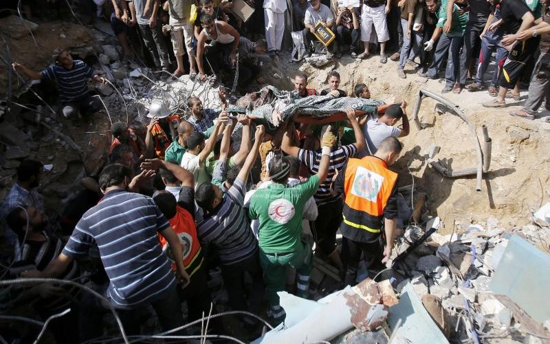 بالصور: عام مضى على قصف "مسجد القسام" بالنصيرات