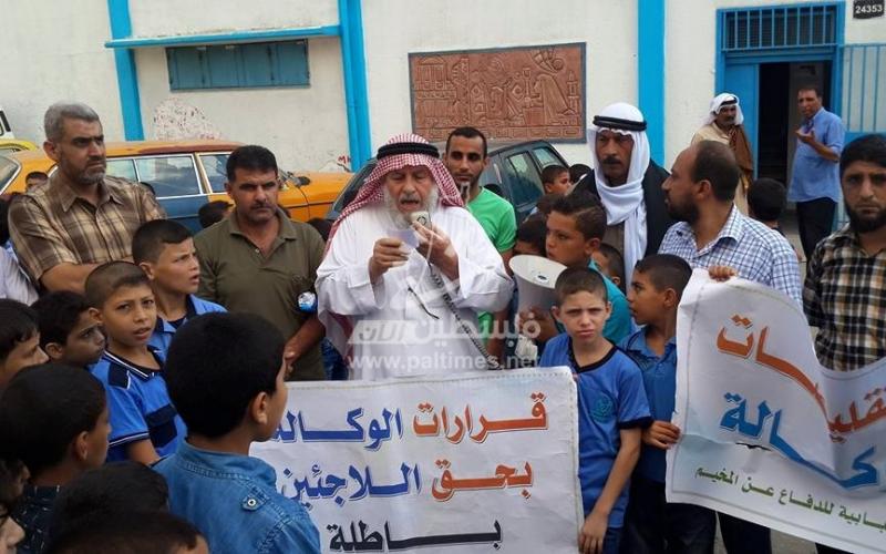 بالصور: وقفة احتجاجية بالبريج ضد قرارات "الأونروا"