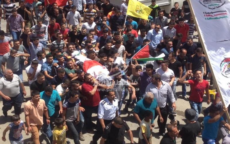 بالصور: جماهير نابلس تشيع جثمان الفتى "رفيق"