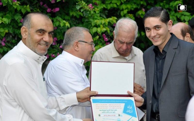 عائلة بغزة تكرم أبناءها الناجحين والمتفوقين