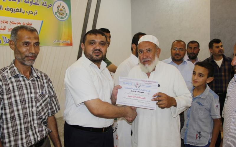 بالصور: حماس تكرم 300 مسعف في دير البلح