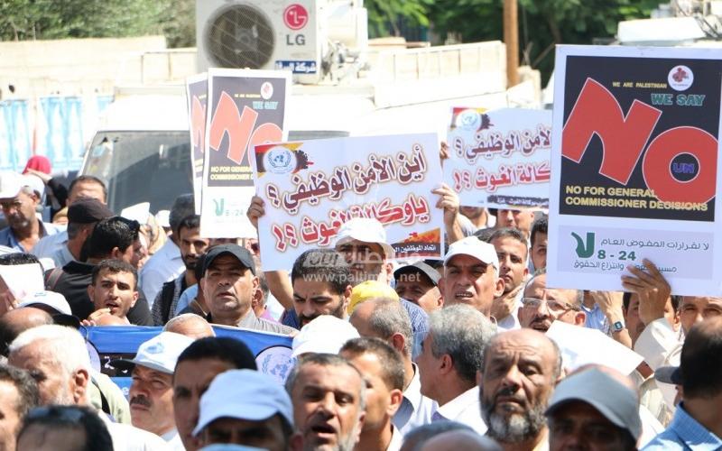 بالصور "تجمع موظفي الأونروا" يدعو المفوض العام لإلغاء قراراته 