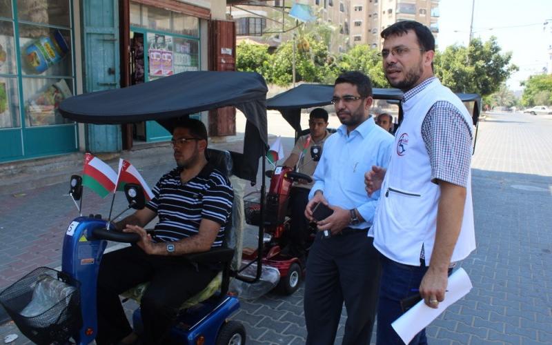 بالصور: "السلامة الخيرية" توزع كراسي وأجهزة على 33 جريحاً