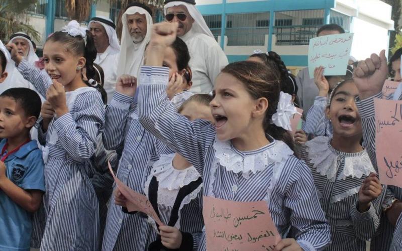 بالصور: وقفة احتجاجية برفح رفضًا لتقليصات "الأنروا"