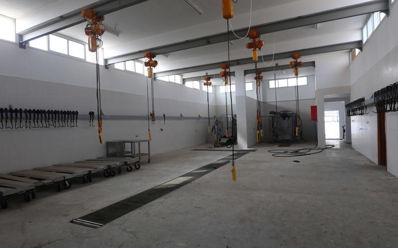 بلدية خانيونس تدعو التجار و"الجزارين" للذبح في المسلخ الجديد