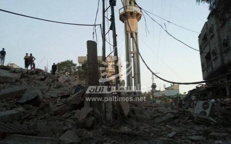 بالصور: عام مضى على قصف "مسجد القسام" بالنصيرات