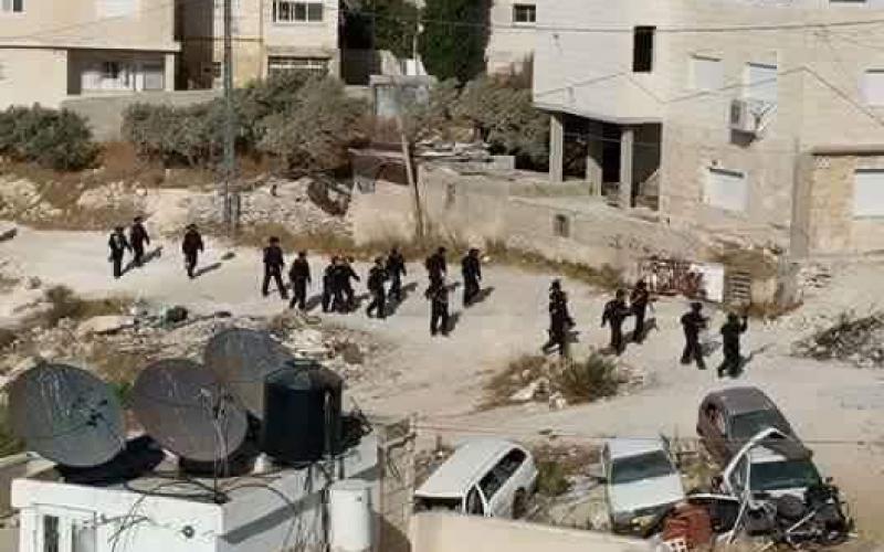 بالصور: عشرات الجنود يقتحمون العيساوية بالقدس