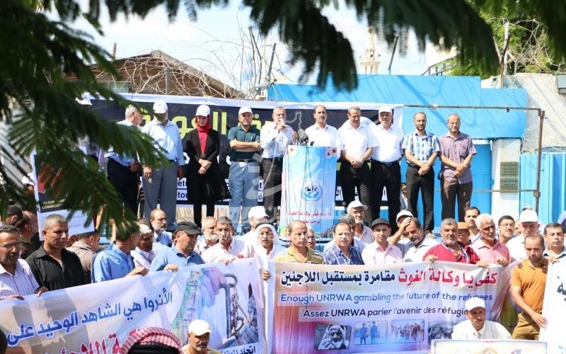 بالصور "تجمع موظفي الأونروا" يدعو المفوض العام لإلغاء قراراته 