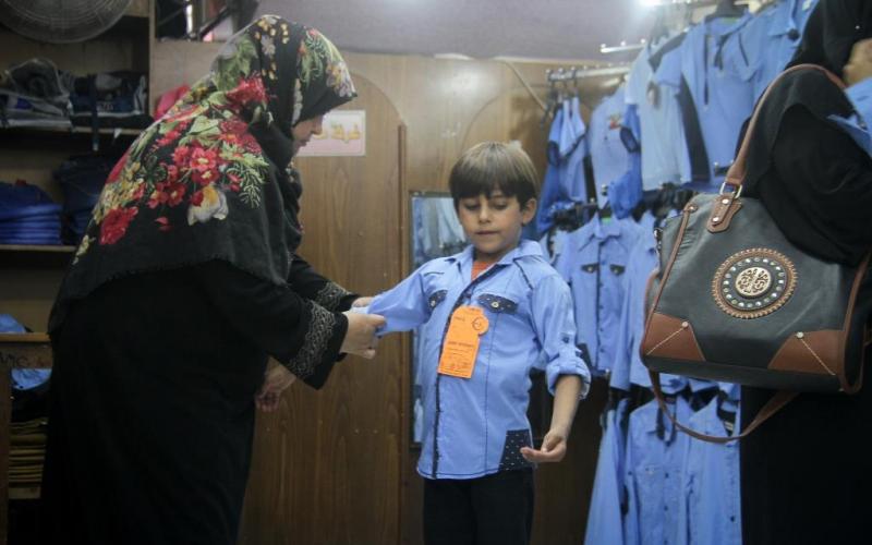 بالصور: "روّاد" تنفذ مشروع العودة للمدارس على الفقراء بغزة