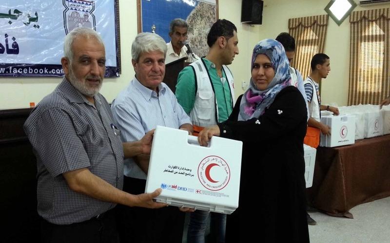 بالصور: توزيع حقائب إسعافات على أعضاء لجنة المخاطر