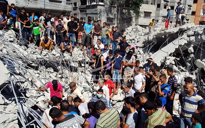بالصور: عام مضى على قصف "مسجد القسام" بالنصيرات