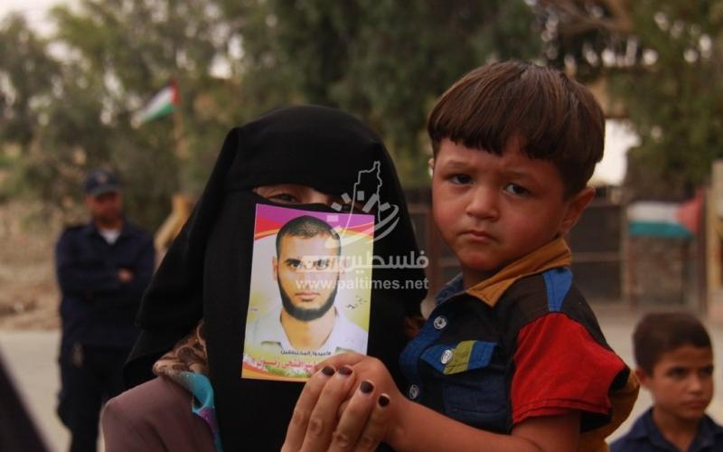 بالصور: أهالي المختطفين يحتجون أمام معبر رفح‎