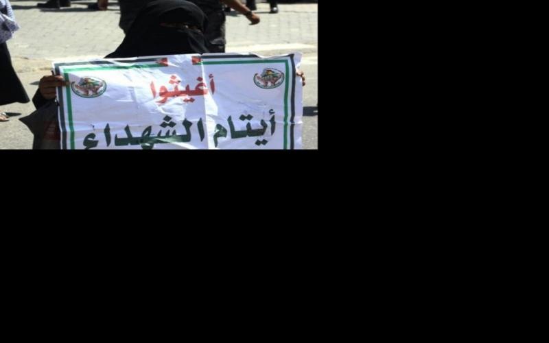 بالصور: أهالي الشهداء يحتجون أمام مجلس الوزراء بغزة