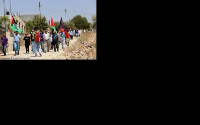 بالصور: إصابة العشرات بالاختناق واحتراق أراض في بلعين
