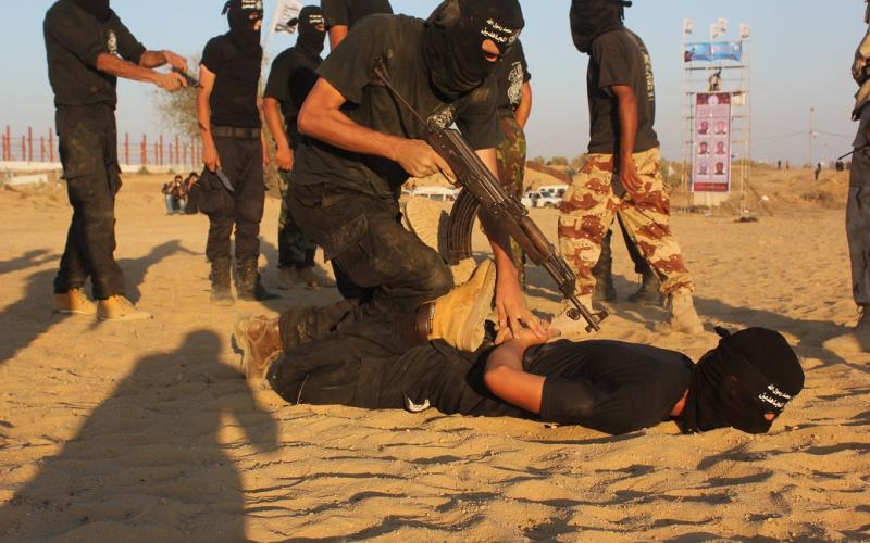 بالصور: كتائب المجاهدين تنفذ مناورة عسكرية بغزة