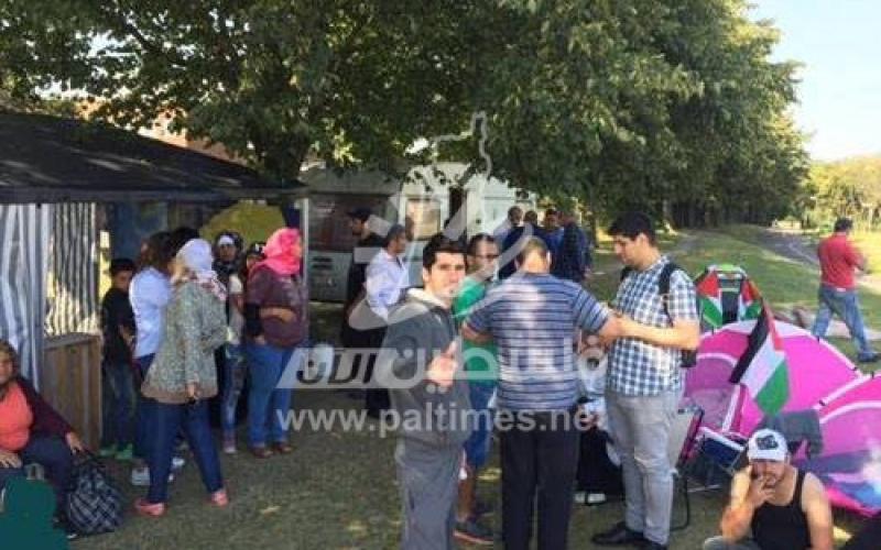 بالصور: فلسطينيو العراق يعتصمون أمام مكتب الهجرة بالسويد