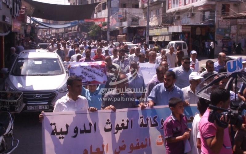 بالصور: وقفة برفح احتجاجًا على سياسة تقليصات الـ"أونروا"