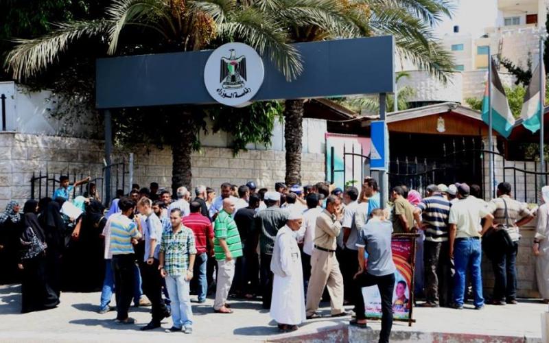 بالصور: أهالي الشهداء يحتجون أمام مجلس الوزراء بغزة