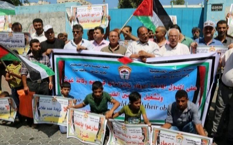بالصور: مسيرة بغزة احتجاجاً  على قرارات "الأونروا"