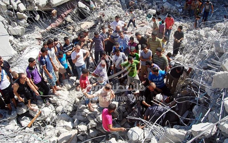 بالصور: عام مضى على قصف "مسجد القسام" بالنصيرات
