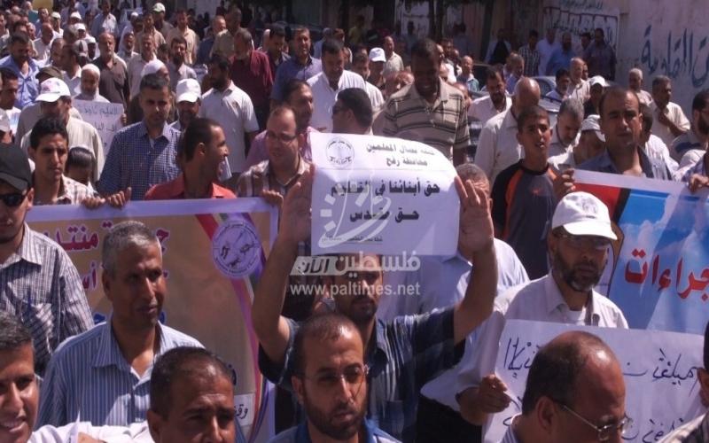 بالصور: وقفة برفح احتجاجًا على سياسة تقليصات الـ"أونروا"