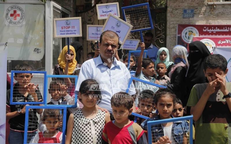أطفال "القوقعة" يسلمون مذكرة للصليب الأحمر تضامناً مع الأسرى