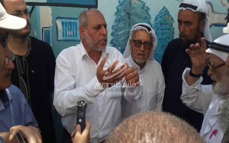 بالصور: أهالي النصيرات يحتجون على قرار إغلاق المستوصف