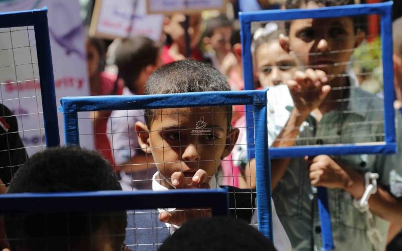 أطفال "القوقعة" يسلمون مذكرة للصليب الأحمر تضامناً مع الأسرى