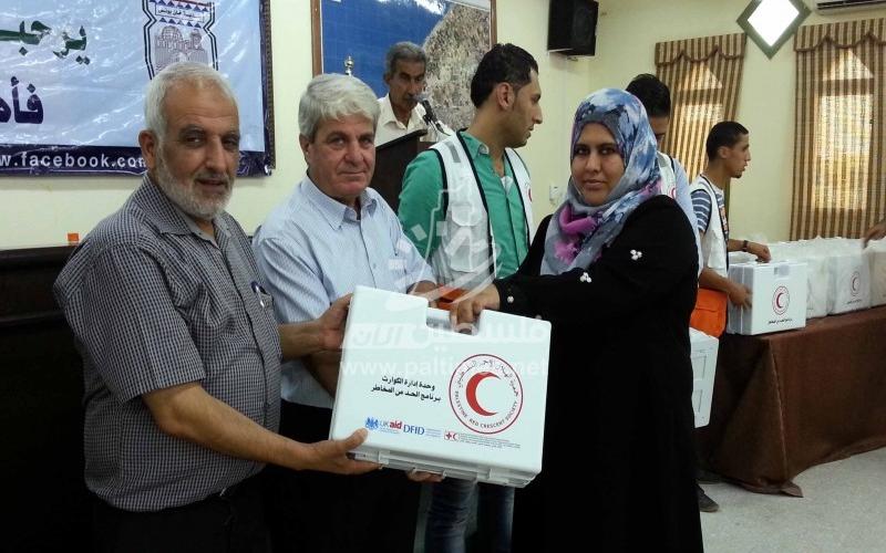 بالصور: توزيع حقائب إسعافات على أعضاء لجنة المخاطر