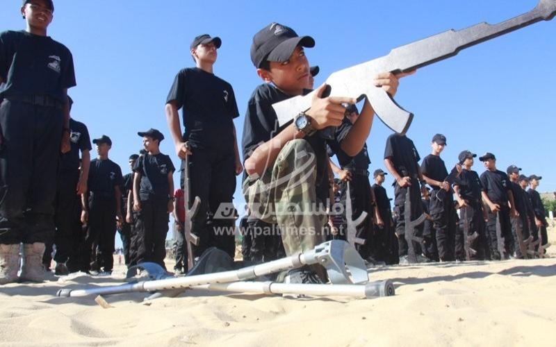 بالصور: الطفل "مشاوخ" يشارك في تدريبات طلائع التحرير بـ"عكازيه"